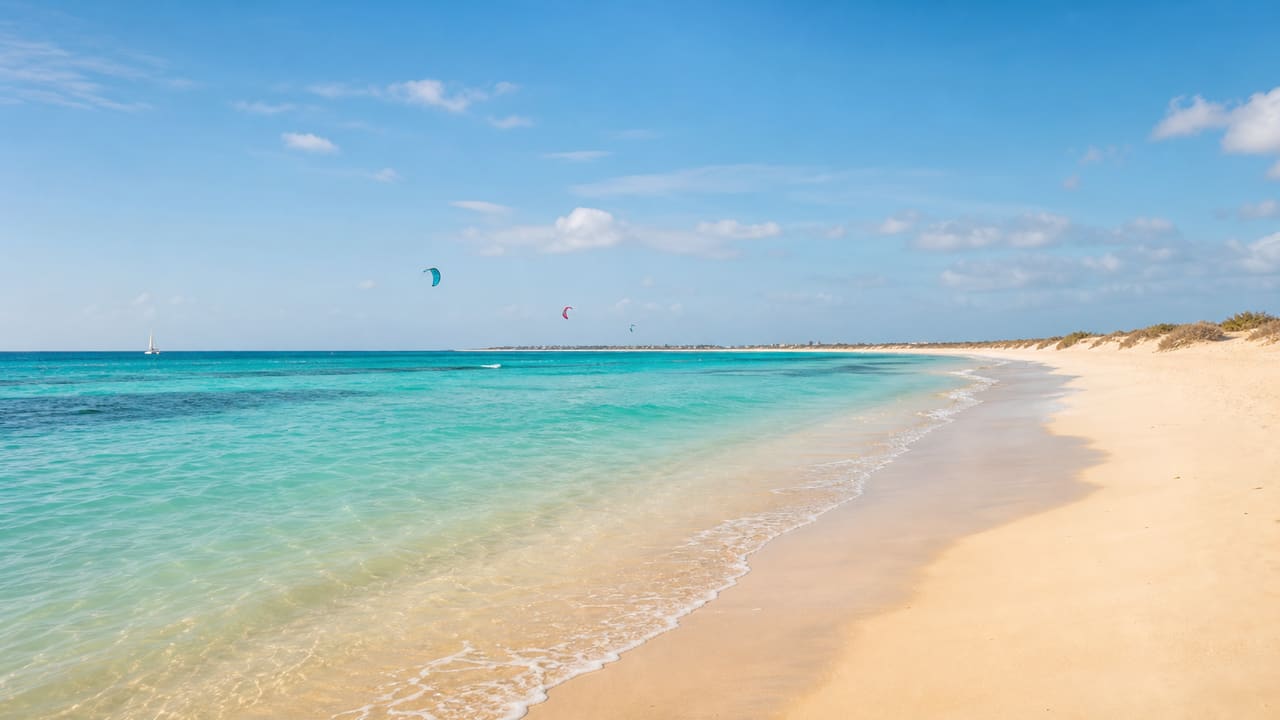 Praia de Santa Maria na Ilha do Sal, Cabo Verde, com mar turquesa